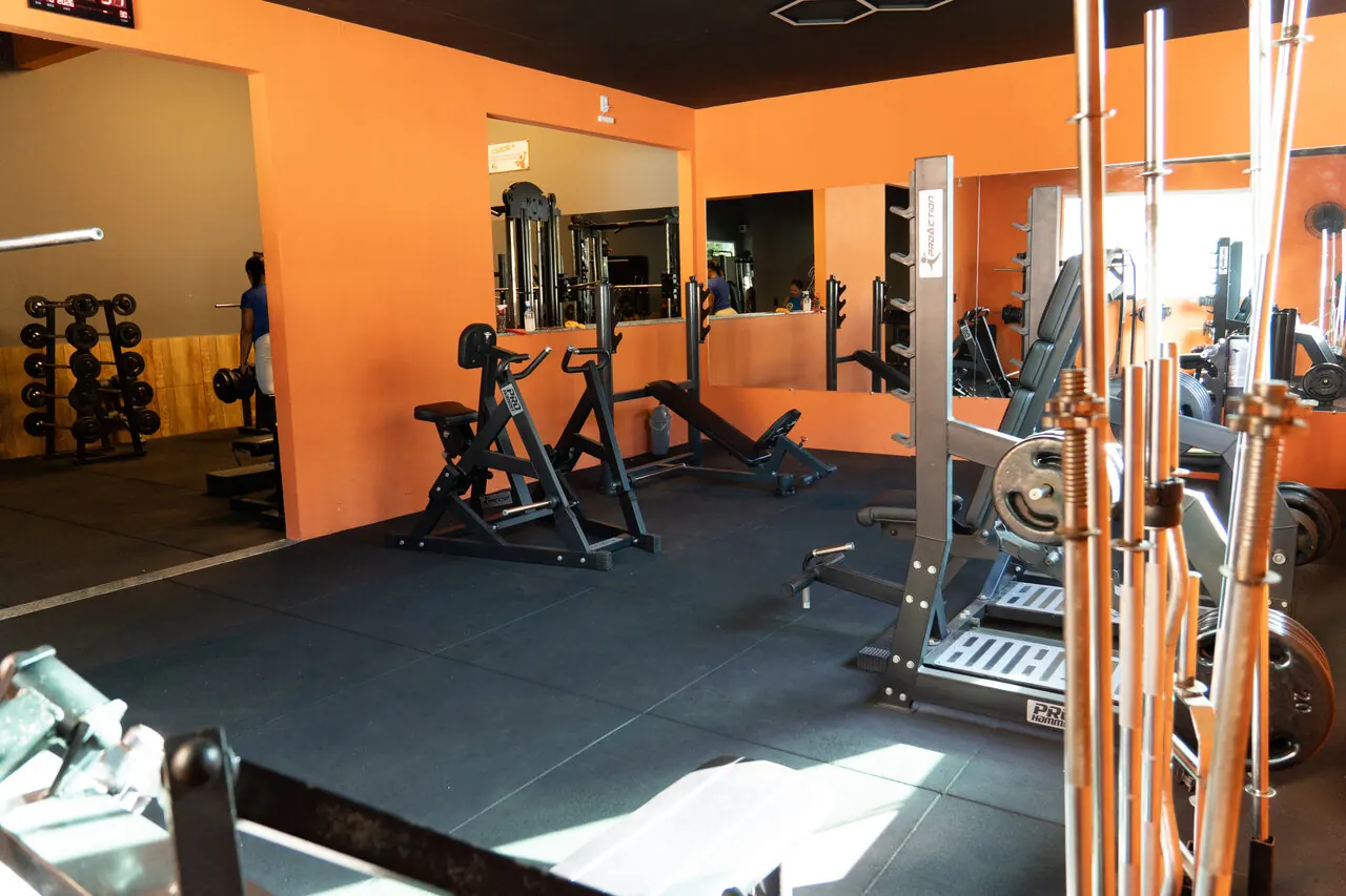 Sala de máquinas com ambiente laranja