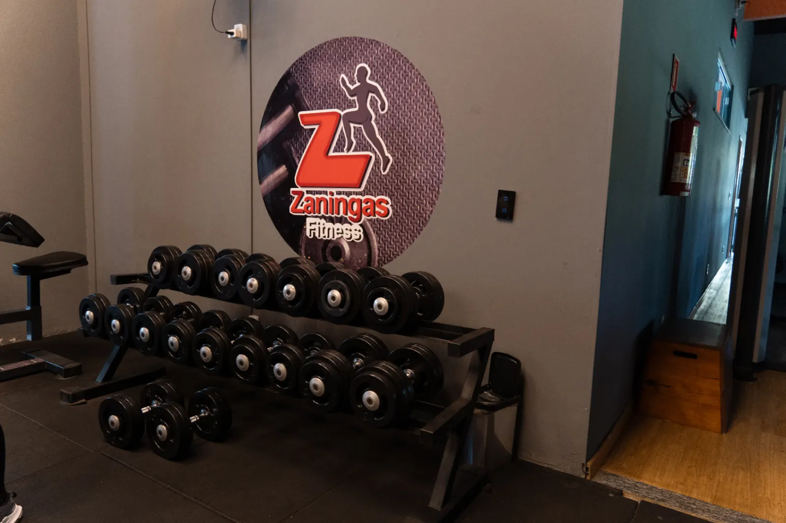 Rack de halteres com logo Zaningas Fitness
